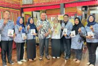 Audensi IPeKB Tanggamus menunjukan Buku Jalan Lurus yang diberikan Bupati Tanggamus H. Moh. Saleh Asnawi saat Audensi di Rumah Bulapis Batang, Talang Padang, Rabu 3 September 2025 | Ist.
