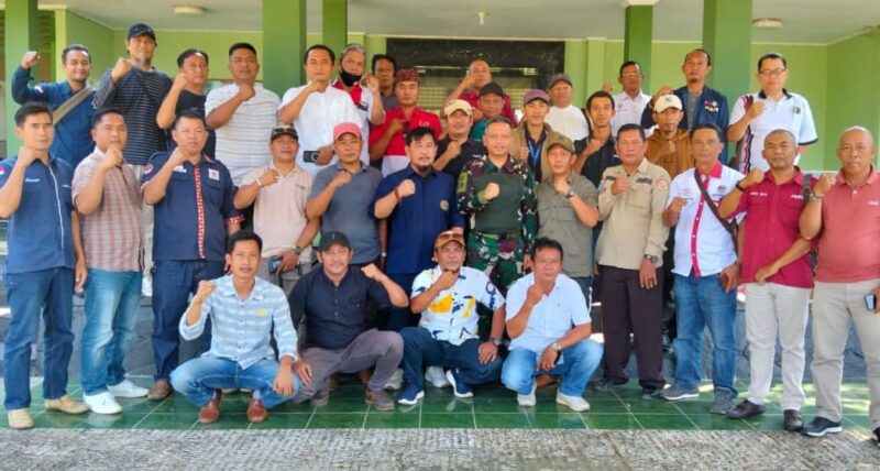 Foto bersama Dandim Tanggamus, Letkol Inf. Dwi Djunaidi Mulyono saat foto bersama dengan perwakilan organisasi wartawan Tanggamus, Jumat 5 September 2025 | Herdi/Media Prioritastv.com.