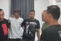 Tersangka R saat digelandang dari salah satu penginapan di Pringsewu, Kamis 4 Agustus 2025 | Dok. Humas Polres Pringsewu.
