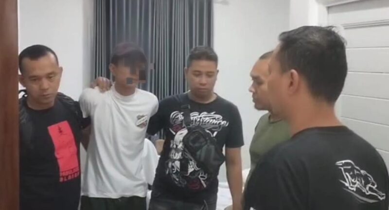 Tersangka R saat digelandang dari salah satu penginapan di Pringsewu, Kamis 4 Agustus 2025 | Dok. Humas Polres Pringsewu.