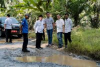 Bupati Pesisir Barat Dedi Irawan saat meninjau salah satu jalan yang segera dibangun, Rabu 3 September 2025 | Suroso/Media Prioritastv.com.