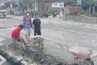 Warga Sukoharjo, Kabupaten Pringsewu, turun langsung memperbaiki jalan berlubang secara swadaya. Mereka kesal lantaran perbaikan dari Pemerintah Provinsi Lampung hanya tambal sulam dan cepat rusak. (Davit/Prioritastv.com)
