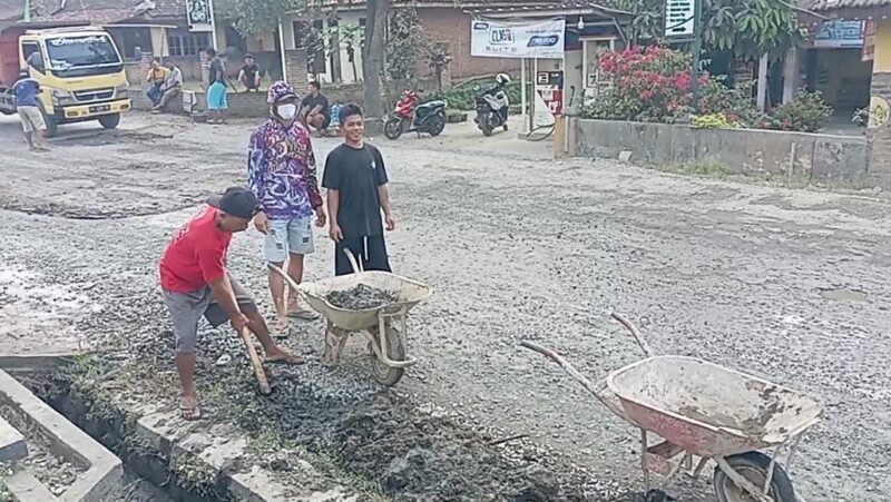 Warga Sukoharjo, Kabupaten Pringsewu, turun langsung memperbaiki jalan berlubang secara swadaya. Mereka kesal lantaran perbaikan dari Pemerintah Provinsi Lampung hanya tambal sulam dan cepat rusak. (Davit/Prioritastv.com)