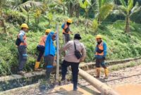 Petugas PLN didampingi anggota Polsek Cukuh Balak saat melakuan perbaikan tiang listrik di Pekon Putih Doh, Cukuh Balak, Tanggamus, Minggu 7 September 2025 | Asrul Ariski/Media Prioritastv.com.