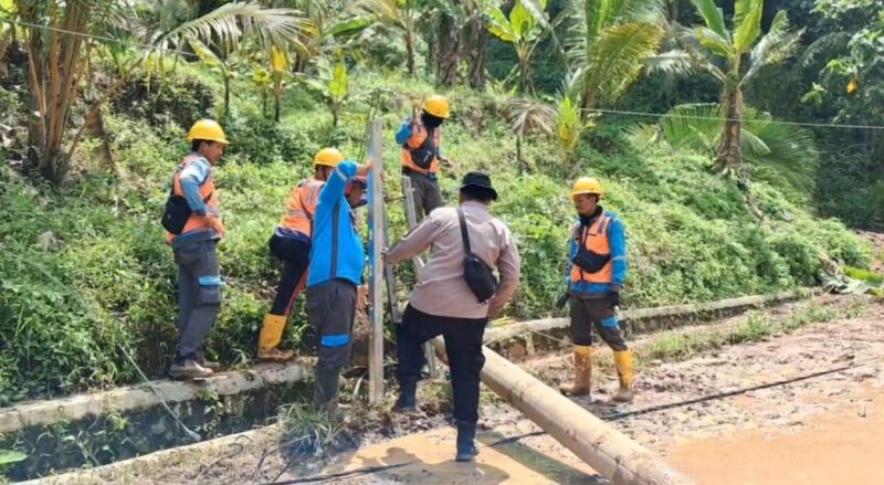 Petugas PLN didampingi anggota Polsek Cukuh Balak saat melakuan perbaikan tiang listrik di Pekon Putih Doh, Cukuh Balak, Tanggamus, Minggu 7 September 2025 | Asrul Ariski/Media Prioritastv.com.