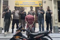 Tersangka IP saat berada di Polsek Pugung, Tanggamus sebelum dijebloskan ke sel tahanan, Senin 8 September 2025 | Dok. Humas Polres Tanggamus.