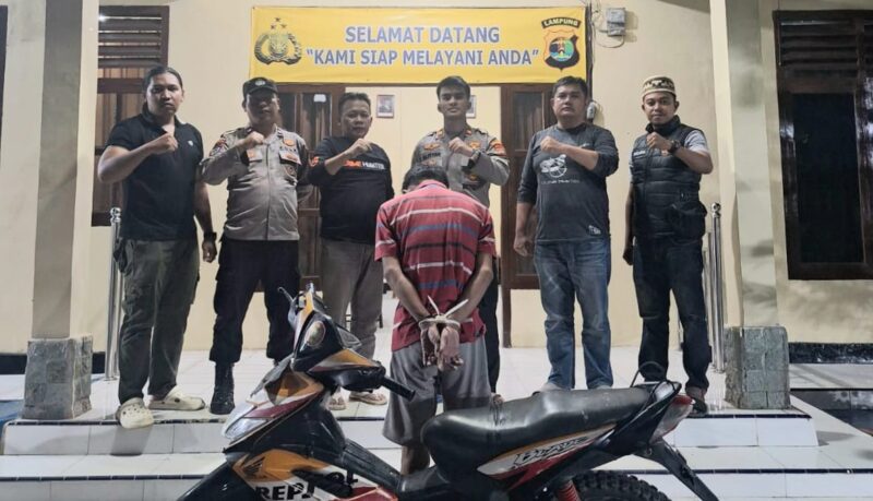 Tersangka IP saat berada di Polsek Pugung, Tanggamus sebelum dijebloskan ke sel tahanan, Senin 8 September 2025 | Dok. Humas Polres Tanggamus.