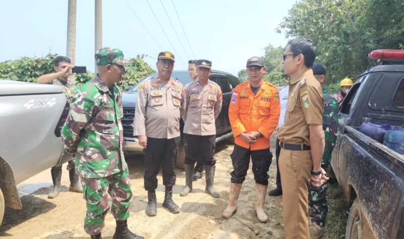 Wabup Tanggamus Agus Suranto saat meninjau jalan longsor di Pekon Tegineneng, Limau, Senin 8 Agustus 2025 | Ist.