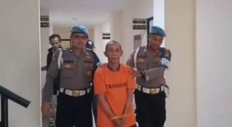 Tersangka Darul Efendi saat digelandang polisi | Dok. Humas Polres Lampung Selatan.