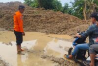 Kabid Kedaruratan BPBD Tanggamus, Budiono saat berada di titik longsor tambang besi Pekon Tegineneng, Limau, Senin 8 September 2025 | Herdi/Media Prioritastv.com.
