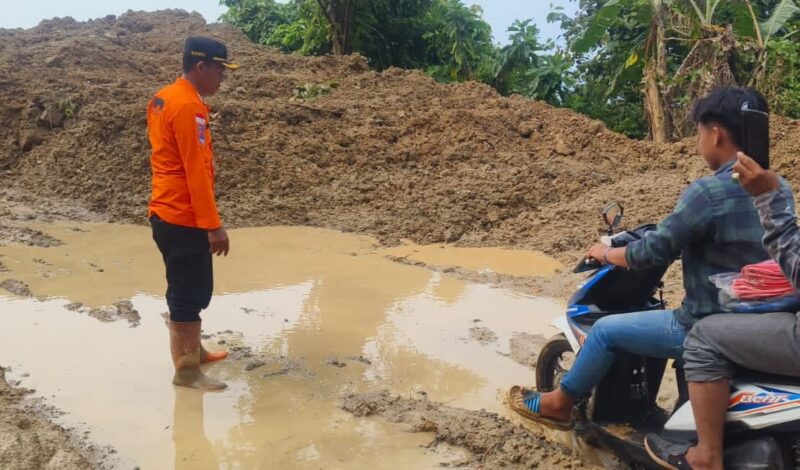 Kabid Kedaruratan BPBD Tanggamus, Budiono saat berada di titik longsor tambang besi Pekon Tegineneng, Limau, Senin 8 September 2025 | Herdi/Media Prioritastv.com.