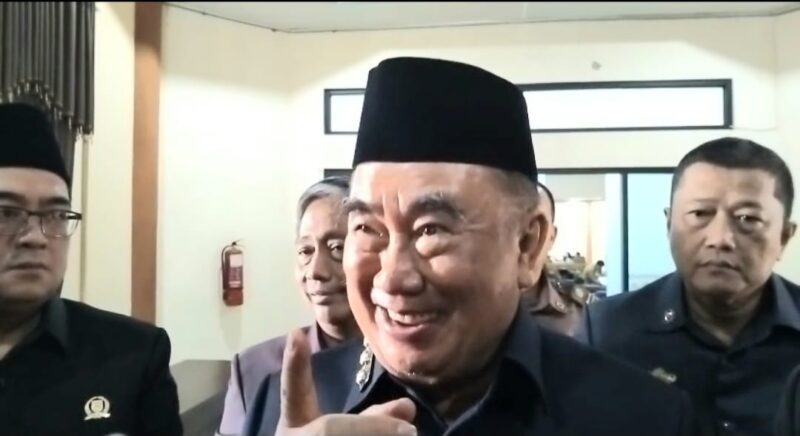 Bupati Tanggamus Moh. Saleh Asnawi saat memberikan keterangan usai tidak kourumnya Paripurna DPRD agenda RAPBD-Perubahan TA 2025, Senin 8 September 2025 | Herdi/Media Prioritastv.com.