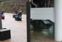 Kolase foto saat para pegawai menuntun sepeda motor mereka dan saat air menerjang basemen merendam 7 mobil di lokasi, Senin 8 September 2025 | Ist.