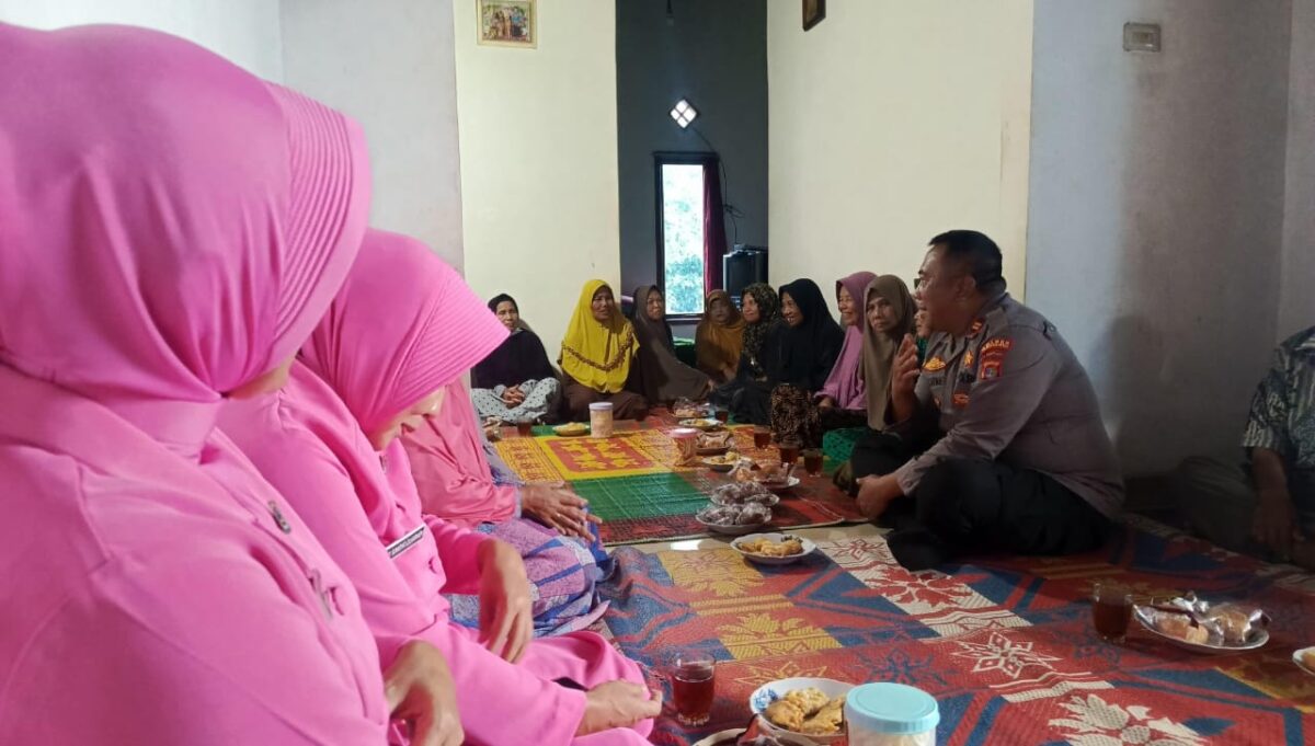 Kunjungan Kapolsek Sumberejo Iptu Zulkarnaen bersama Bhayangkari di kediaman Samiyem, Senin 8 September 2025 | Dok. Humas Polres Tanggamus.