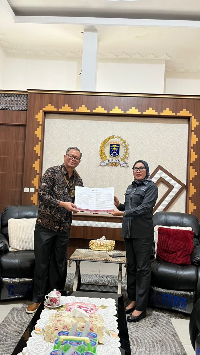 
					Ketua DPRD Metro Terima Piagam Wajib Pajak, Tegaskan Komitmen pada Kepatuhan Pajak