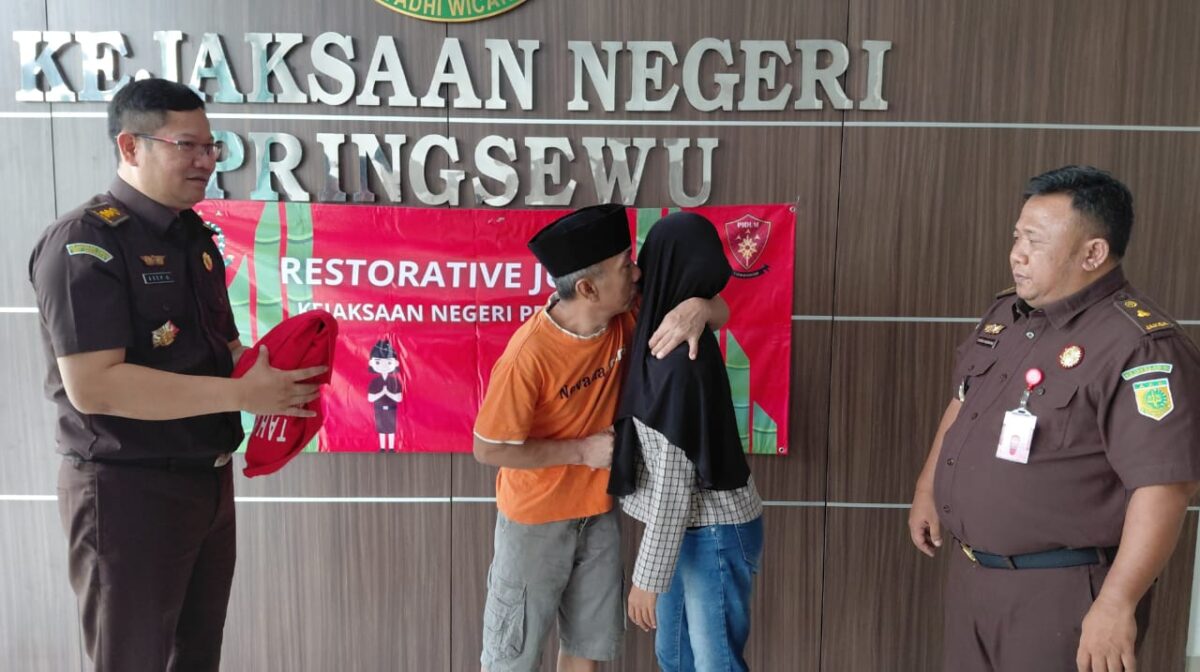 Buruh inisial S saat mencium sang istri usai dinyatakan bebas dalam restoratif justice Kejari Pringsewu, Rabu 10 September 2025 | Dok. Kejari Pringsewu.