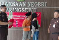 Buruh inisial S saat mencium sang istri usai dinyatakan bebas dalam restoratif justice Kejari Pringsewu, Rabu 10 September 2025 | Dok. Kejari Pringsewu.
