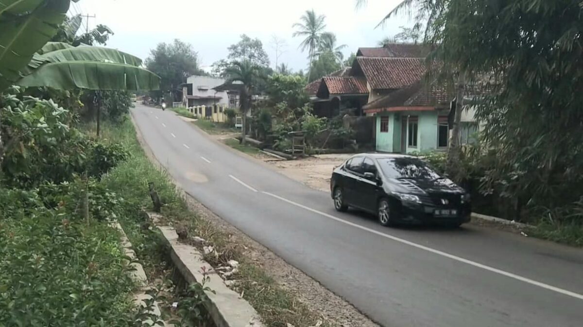 Titik penggal jalan yang mengalami amblas di jalan raya pekon negeri agung, talang padang, tanggamus, Rabu 10 September 2025 | Dok. Eko.