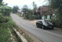 Titik penggal jalan yang mengalami amblas di jalan raya pekon negeri agung, talang padang, tanggamus, Rabu 10 September 2025 | Dok. Eko.