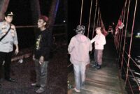 Kolase foto Kapolsek Wonosobo Iptu Tjasudin dan personel Polsek Semaka saat monitoring debit air sungai di wilayahnya masing-masing, Rabu 10 September 2025, malam | Dok. Humas Polres Tanggamus.