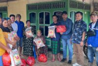 Ketua DPRD Tanggamus, Agung Setyo Utomo saat menyerahkan bantuan bahan pokok dalam rangkaian peninjauan paska bencana di Cukuh Balak, Rabu 10 Agustus 2025 | Herdi/Media Prioritastv.com.