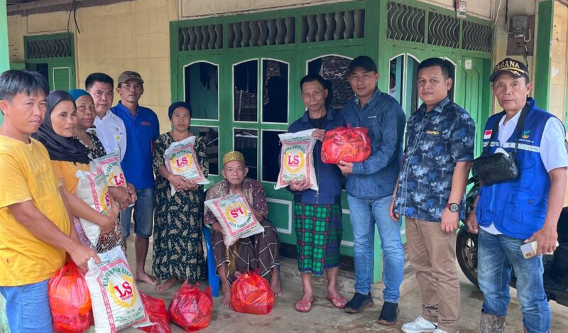 Ketua DPRD Tanggamus, Agung Setyo Utomo saat menyerahkan bantuan bahan pokok dalam rangkaian peninjauan paska bencana di Cukuh Balak, Rabu 10 Agustus 2025 | Herdi/Media Prioritastv.com.