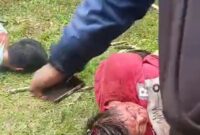Kedua terduga pelaku yang kondisinya tengah dihakimi massa di Pekon Pandansari, Sukoharjo, Pringsewu, Kamis 11 September 2025 | Dok. Tangkapan Layar Video.