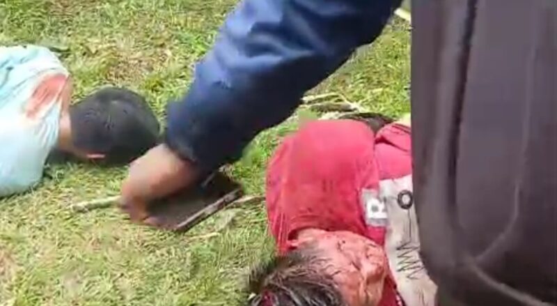 Kedua terduga pelaku yang kondisinya tengah dihakimi massa di Pekon Pandansari, Sukoharjo, Pringsewu, Kamis 11 September 2025 | Dok. Tangkapan Layar Video.