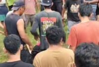 Warga saat berkumpul saat terduga pelaku ditangkap massa di Pekon Pandansari, Sukoharjo, Pringsewu, Kamis 11 September 2025 | Dok. Tangkapan Layar Video.
