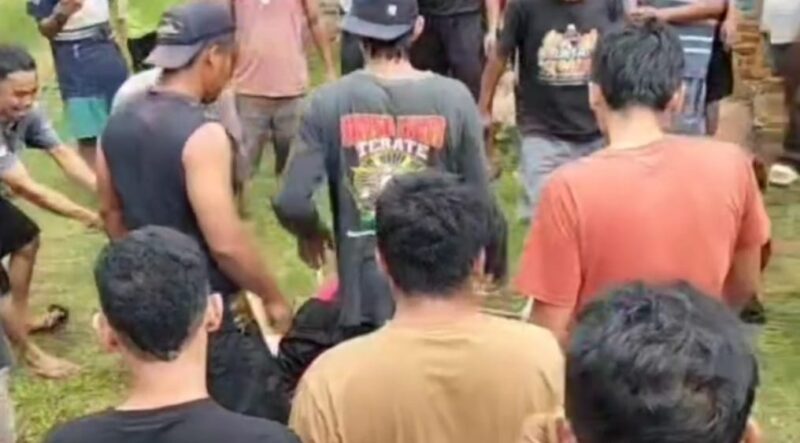 Warga saat berkumpul saat terduga pelaku ditangkap massa di Pekon Pandansari, Sukoharjo, Pringsewu, Kamis 11 September 2025 | Dok. Tangkapan Layar Video.