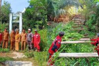 Kolase foto tim VRI saat foto bersama para guru dan saat melakukan pemasangan papan jembatan gantung sungai Sindaur Balak, Tampang Muda, Pematang Sawa, Tanggamus, Kamis 11 September 2025 | Dok. Diskominfotik Provinsi Lampung.