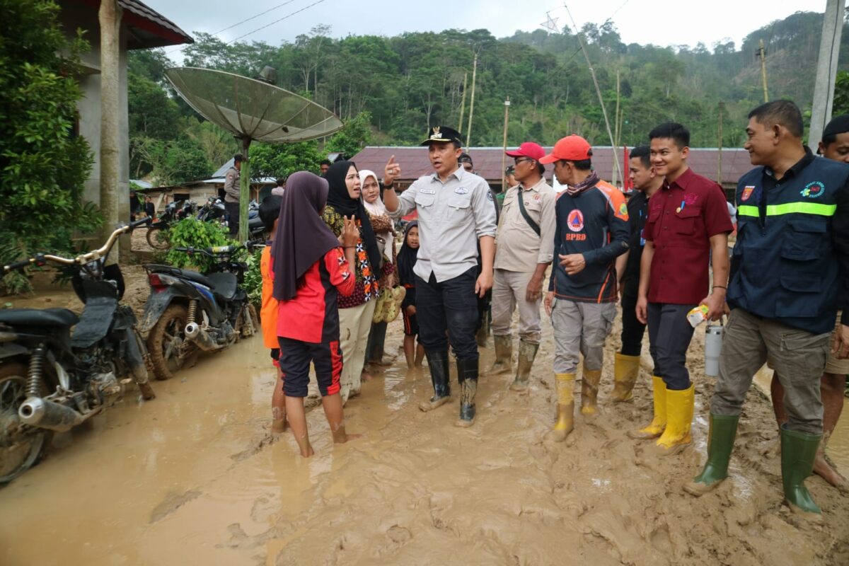 Bupati Lampung Barat Parosil Mabsus saat meninjau banjir di Souh, Kamis 11 September 2025 | Kamto Winendra/Media Prioritastv.com.