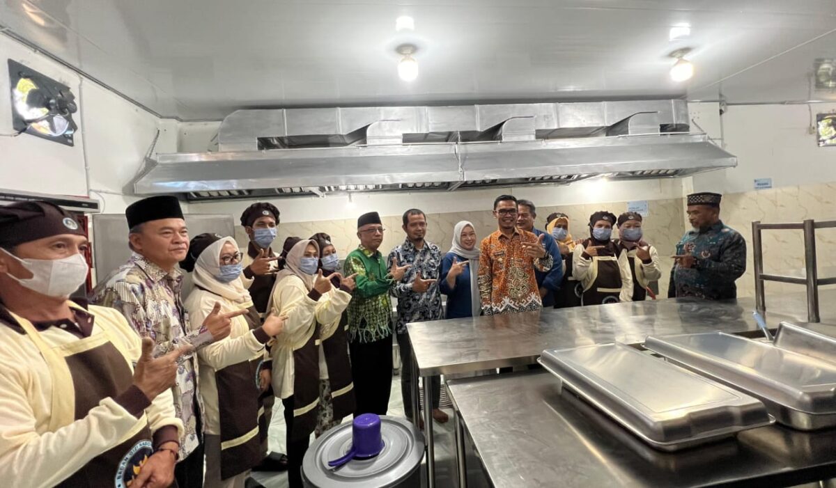 Wabup Tanggamus Agus Suranto saat meninjau dapur SPPG PCM Muhammadiyah di Talang Sepuh, Talang Padang, Jumat 12 September 2025 | Herdi/Media Prioritastv.com.