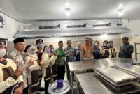 Wabup Tanggamus Agus Suranto saat meninjau dapur SPPG PCM Muhammadiyah di Talang Sepuh, Talang Padang, Jumat 12 September 2025 | Herdi/Media Prioritastv.com.