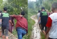 Kolase foto saat warga menandu Aisyah menuju jalan besar untuk perawatan ke RSUD Batin Mangunang, Kota Agung, Kamis 11 September 2025 | Dok. Tangkapan Layar Video.