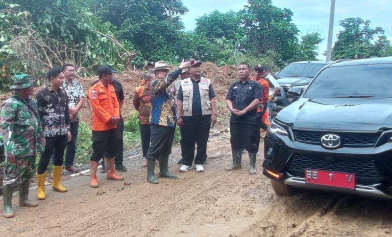 Bupati Tanggamus H. Moh. Saleh Asnawi saat meninjau jalan lintas Kota Agung Timur - Limau, Jumat 12 September 2025 | Herdi/Media Prioritastv.com.