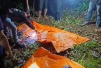 Kondisi kedua korban saat proses identifikasi sebelum dievakuasi polisi pada Rabu, 14 Mei 2025, lalu | Suroso/Media Prioritastv.com.