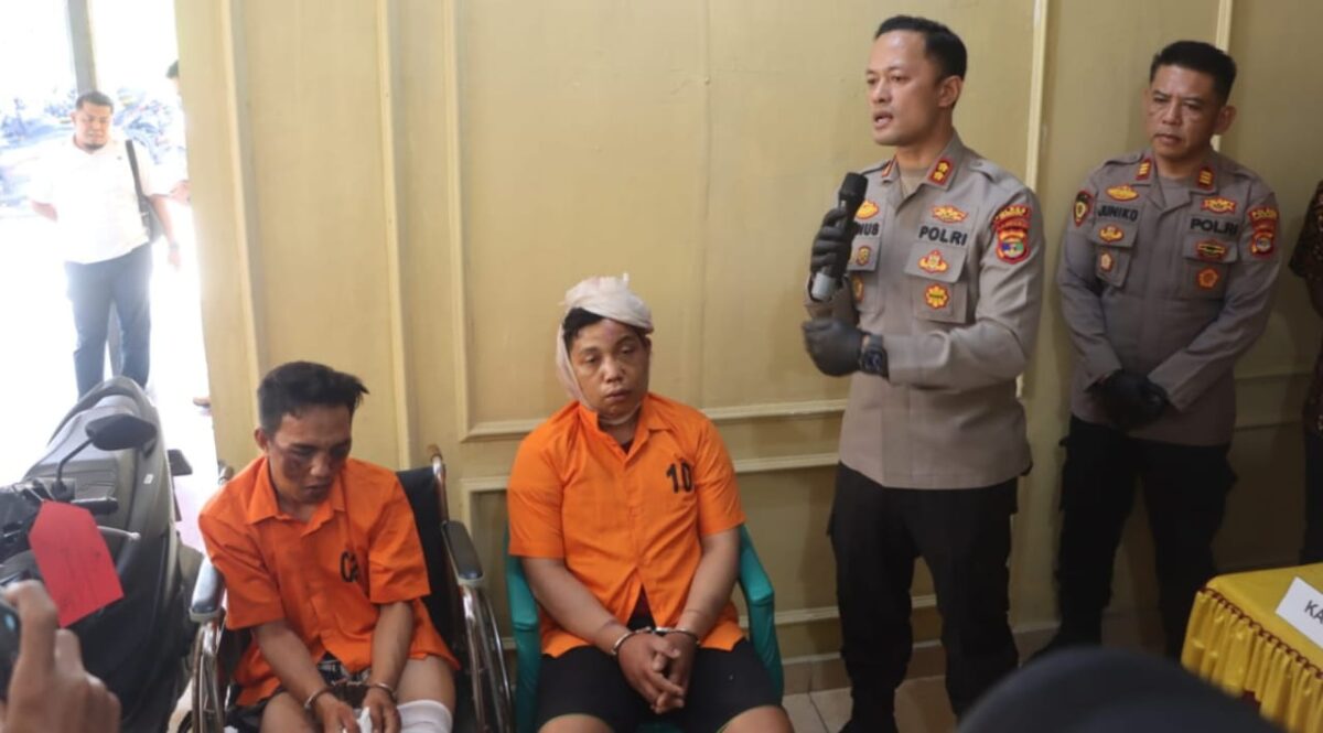 Kedua tersangka yang dihadirkan dalam konferensi pers yang dipimpin Kapolres Pringsewu AKBP M. Yunus Saputra, Jumat 12 September 2025 | Dok. Humas Polres Pringsewu