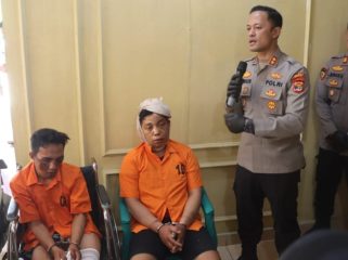 Kedua tersangka yang dihadirkan dalam konferensi pers yang dipimpin Kapolres Pringsewu AKBP M. Yunus Saputra, Jumat 12 September 2025 | Dok. Humas Polres Pringsewu
