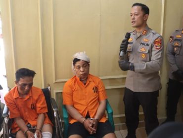 Kedua tersangka yang dihadirkan dalam konferensi pers yang dipimpin Kapolres Pringsewu AKBP M. Yunus Saputra, Jumat 12 September 2025 | Dok. Humas Polres Pringsewu