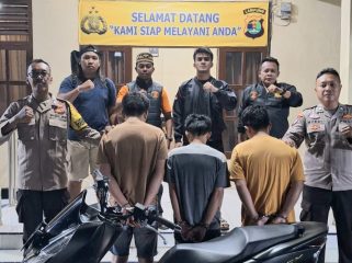 Ketiga tersangka usai ditangkap Polsek Pugung sebelum dijebloskan ke sel tahanan, Senin 15 September 2025 | Dok. Humas Polres Tanggamus.