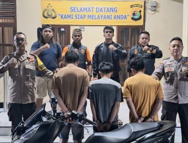 Ketiga tersangka usai ditangkap Polsek Pugung sebelum dijebloskan ke sel tahanan, Senin 15 September 2025 | Dok. Humas Polres Tanggamus.