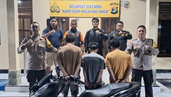 
					Ketiga tersangka usai ditangkap Polsek Pugung sebelum dijebloskan ke sel tahanan, Senin 15 September 2025 | Dok. Humas Polres Tanggamus.