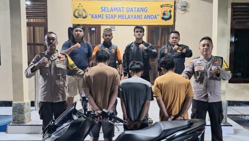 Ketiga tersangka usai ditangkap Polsek Pugung sebelum dijebloskan ke sel tahanan, Senin 15 September 2025 | Dok. Humas Polres Tanggamus.