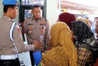 Petugas saat memberikan pengarahan kepada pemohon SKCK yang mengambil nomor antrian, Senin 15 September 2025 | Dok. Humas Polres Tanggamus.