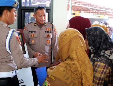 Petugas saat memberikan pengarahan kepada pemohon SKCK yang mengambil nomor antrian, Senin 15 September 2025 | Dok. Humas Polres Tanggamus.