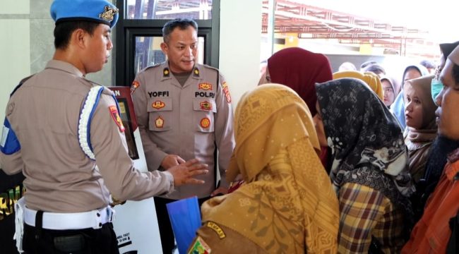Petugas saat memberikan pengarahan kepada pemohon SKCK yang mengambil nomor antrian, Senin 15 September 2025 | Dok. Humas Polres Tanggamus.