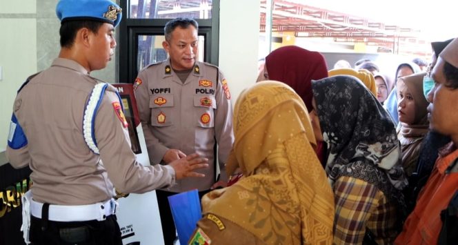 
					Petugas saat memberikan pengarahan kepada pemohon SKCK yang mengambil nomor antrian, Senin 15 September 2025 | Dok. Humas Polres Tanggamus.