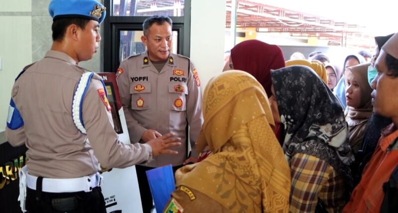Petugas saat memberikan pengarahan kepada pemohon SKCK yang mengambil nomor antrian, Senin 15 September 2025 | Dok. Humas Polres Tanggamus.