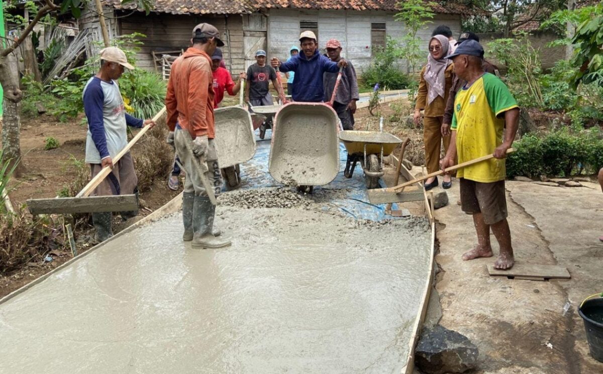 Kepala Pekon Tekad Tuti Aripin Bersama Masyarakat saat Monitoring Pelaksanaan Rabat Beton di Dusun Talang Tebat. Foto : Asrul Ariski